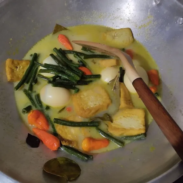 Terakhir masukkan cabai utuh. Aduk sebentar.