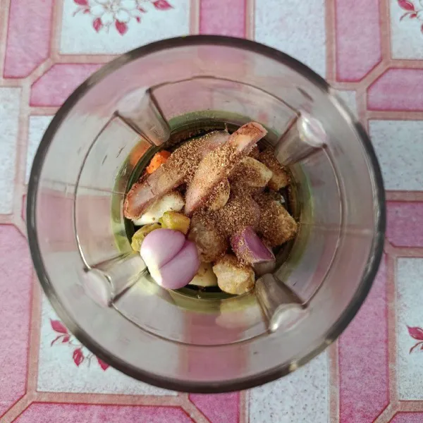 Blender bumbu halus dengan sedikit air hingga halus.