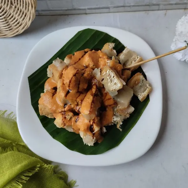 Ambil secukupnya kanji tahu lalu siram dengan bumbu kacangnya. Sajikan.