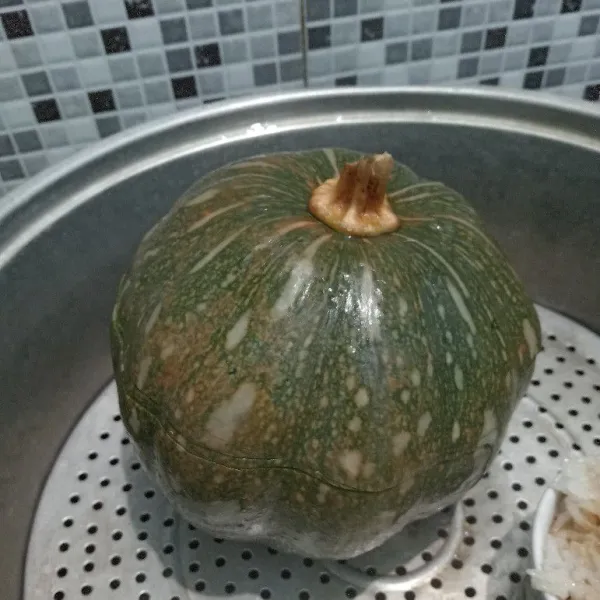 Panaskan kukusan lalu kukus labu ketan selama kurang lebih 40 menit, atau sampai matang