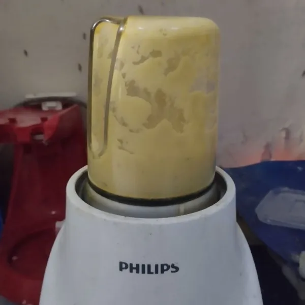 Blender semua bahan bumbu halus.