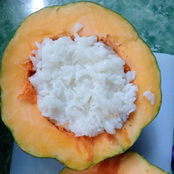 Tambahkan ketan lagi diatasnya.