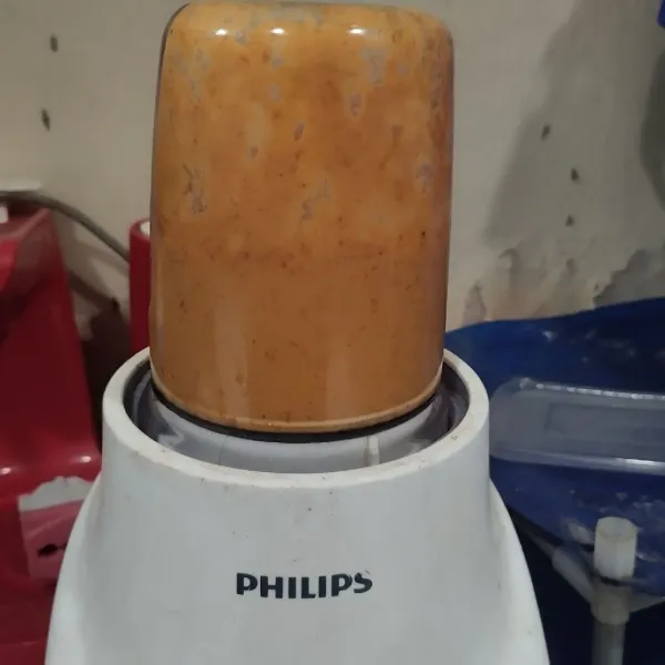 Blender semua bahan bumbu kacang.