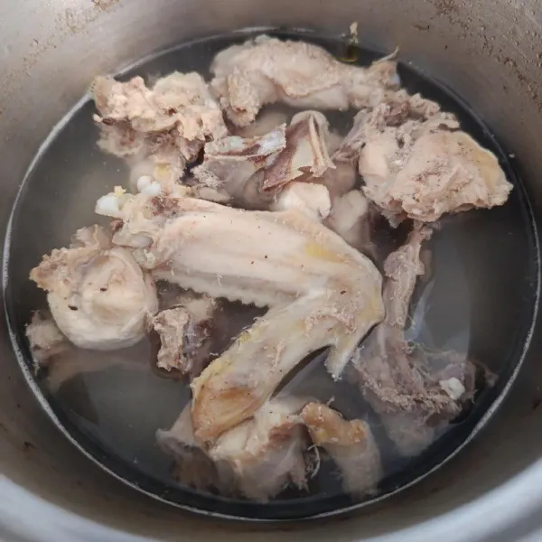 Rebus ayam kampung yang sudah dipotong dengan 1000 ml air hingga empuk.