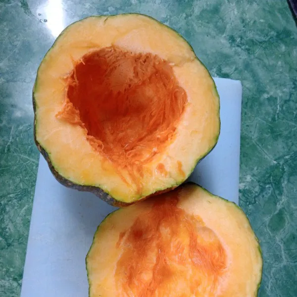 Kerok bagian dalamnya untuk mengeluarkan isinya, sisihkan