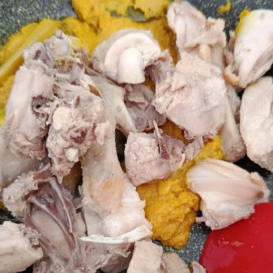 Masukkan ayam kampung yang sudah direbus. Aduk rata dengan bumbu.