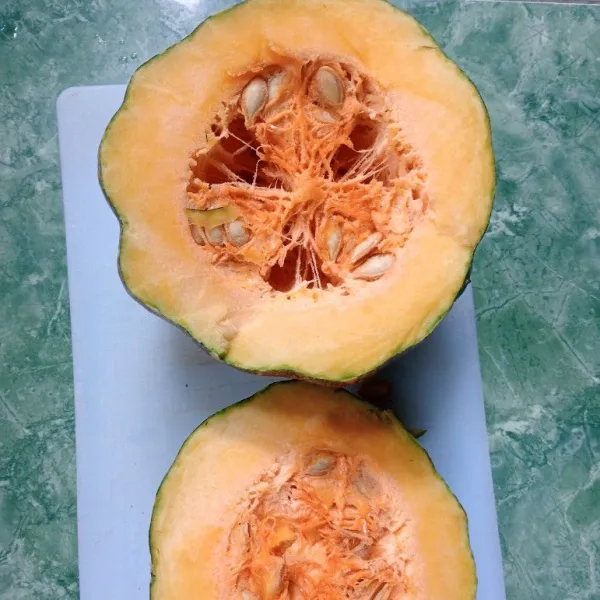 Cuci bersih labu lalu potong bagian atasnya (± ¼ bagian atas, untuk tutup)