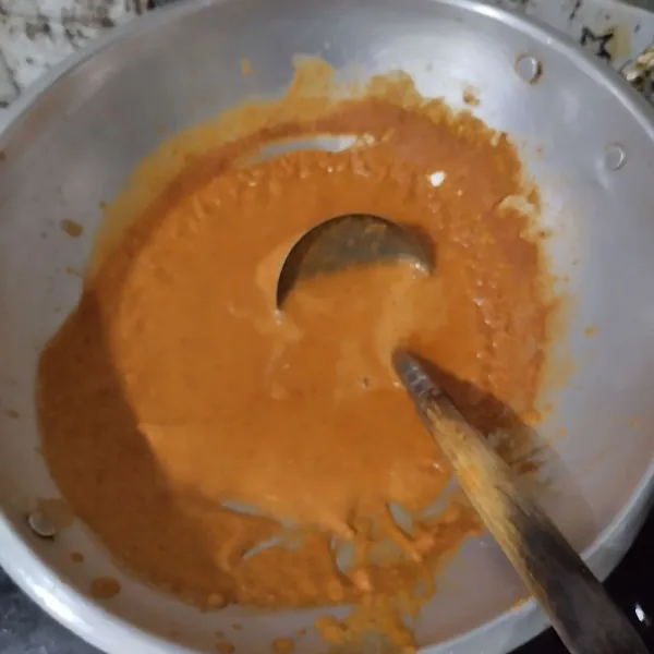 Tuang dalam wajan lalu tambahkan air dan garam. Masak hingga meletup-letup, tes rasa.