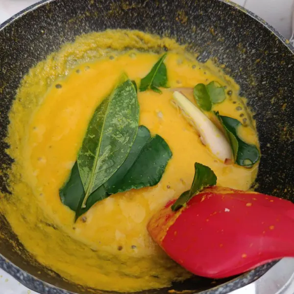 Kemudian tumis hingga air menyusut. Tambahkan minyak kelapa, daun salam, daun jeruk purut dan serai geprek. Tumis hingga bumbu matang dan tanak.