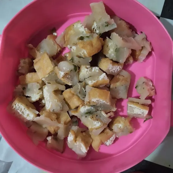 Keluarkan dari loyang dan potong kotak-kotak kecil.