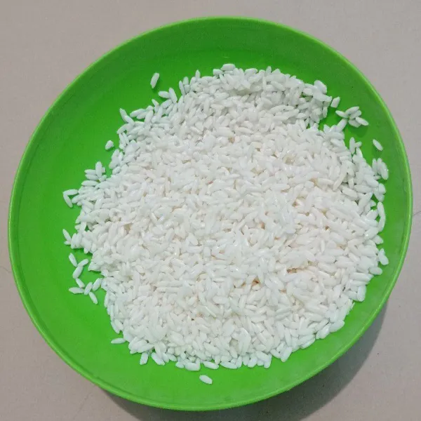 Cuci bersih beras ketan, kemudian tiriskan