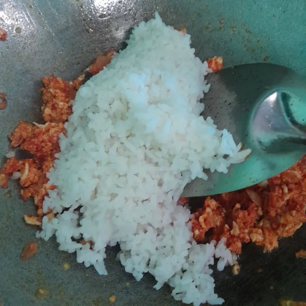 Lalu masukkan nasi putih aduk rata kembali