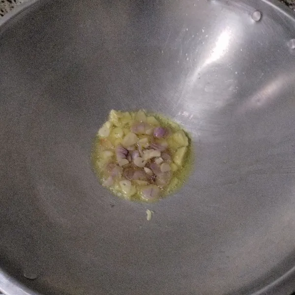 Tumis bumbu iris hingga harum.
