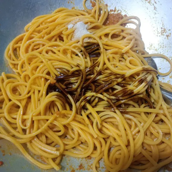 Masukkan saus tiram, kecap manis.