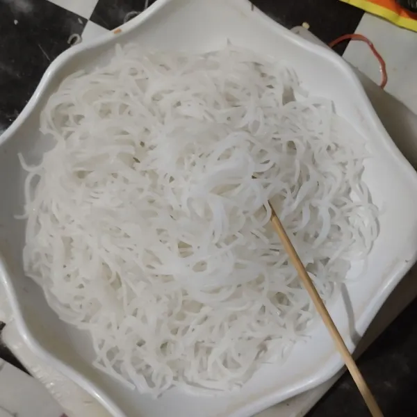 Seduh bihun dengan air hangat hingga mengembang, tiriskan.