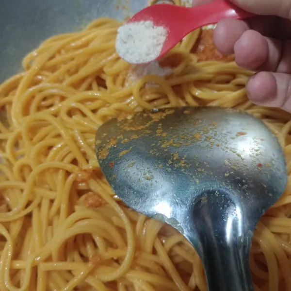 Masukkan kaldu bubuk.