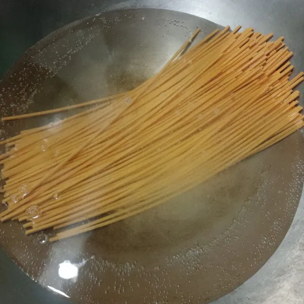 Rebus mie lidi hingga matang, cuci lalu tiriskan.