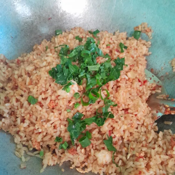 Lalu tambahkan daun seledri aduk rata, tes rasa ,siap disajikan