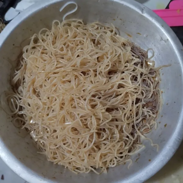 Campurkan bihun dengan kecap. Aduk rata.