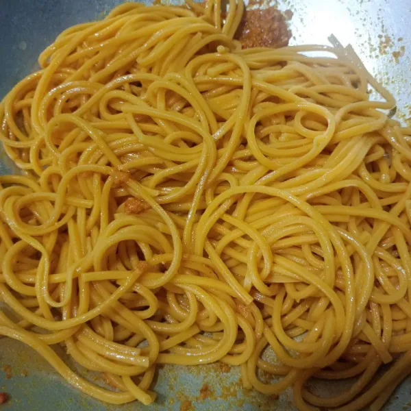 Masukkan mie lidi yang sudah direbus.