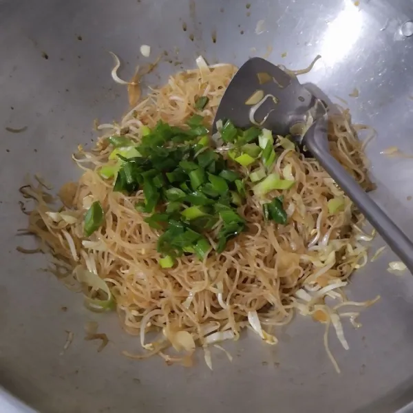 Tambahkan daun bawang, garam, lada dan kaldu bubuk.