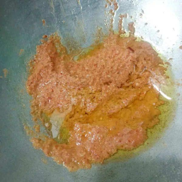 Tumis bumbu halus hingga harum.