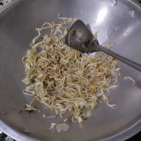 Masukkan taoge dan kol, aduk sebentar hingga layu.