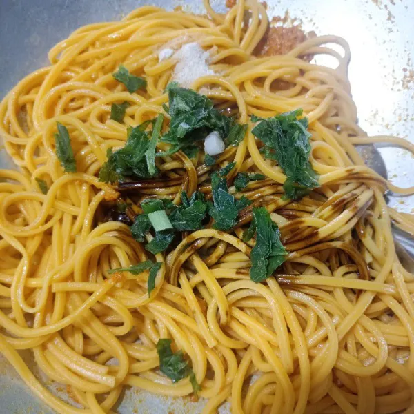 Masukkan daun bawang.