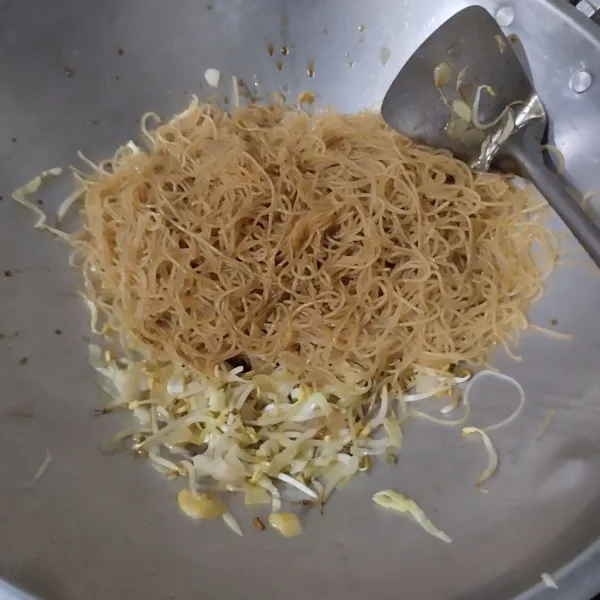 Masukkan bihun. Aduk asal.