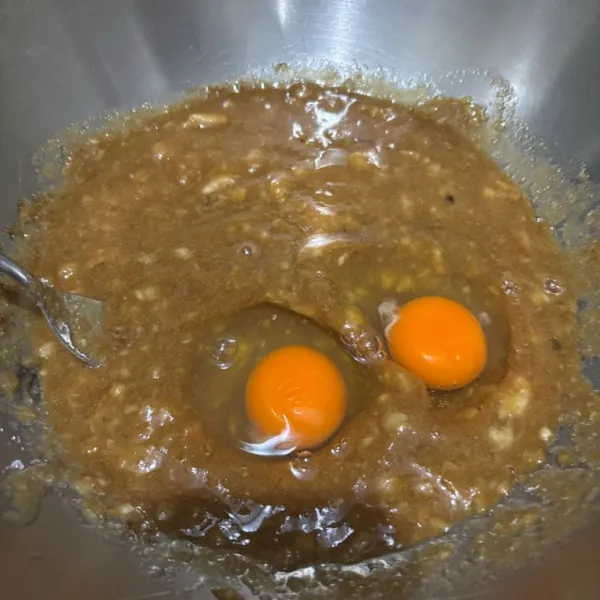 Aduk rata, masukkan telur.