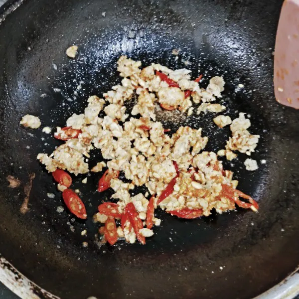 Masukkan tempe, lalu oseng hingga setengah kering