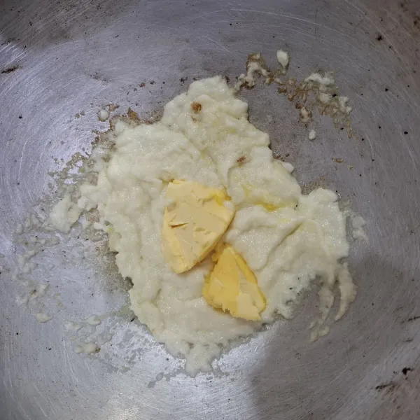 Tambahkan margarin, aduk hingga margarin meleleh.