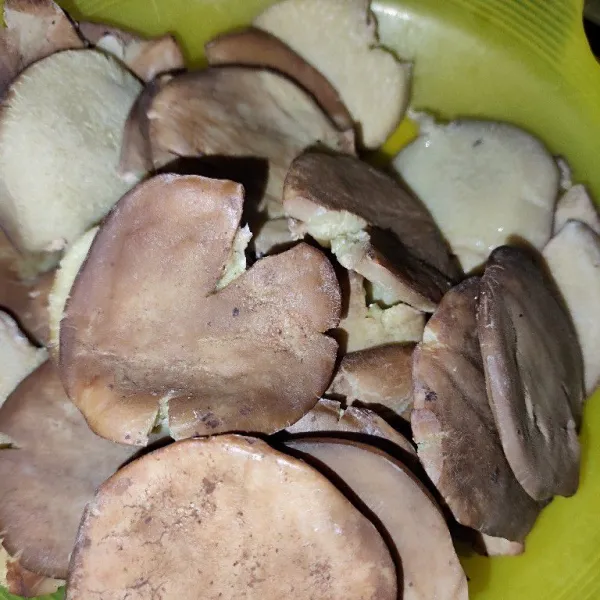 Rebus jengkol, setelah matang pisahkan dari kulitnya lalu cuci bersih dan geprek jengkol, lakukan sampai selesai lalu sisihkan