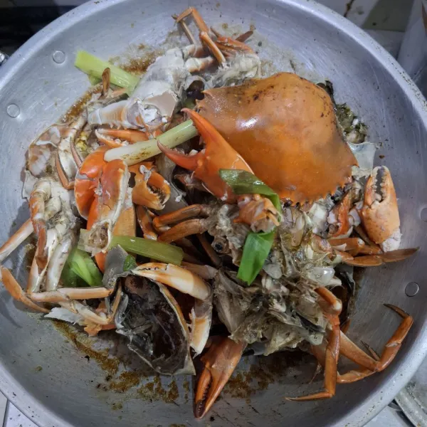 Masukkan kepiting yang telah direbus, aduk rata. Kemudian, sajikan bersama nasi hangat.