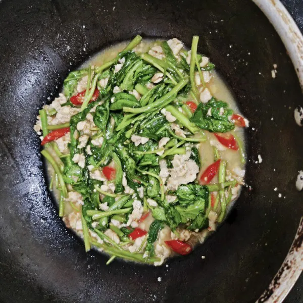 Hidangkan tumis kangkung tempe selagi hangat.