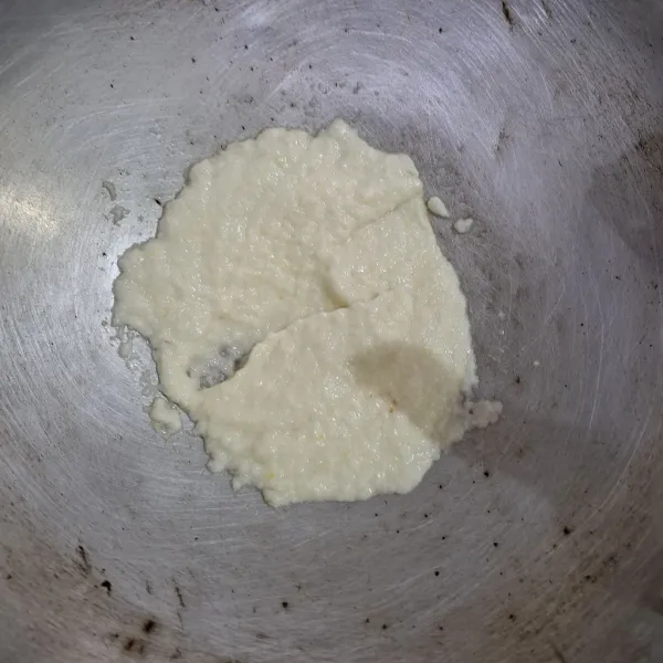 Haluskan bawang bombay dan bawang putih dengan sedikit minyak menggunakan blender, kemudian tumis hingga harum.