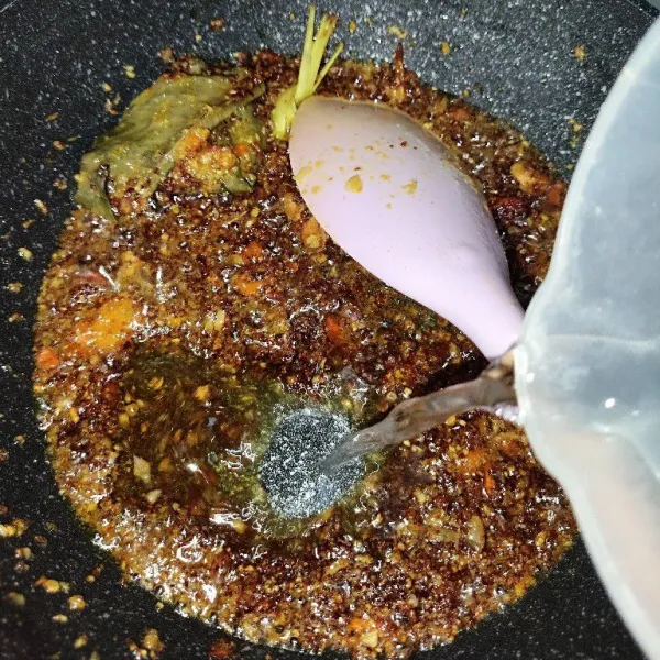 Lalu tuang air, tambahkan gula, garam, kaldu bubuk tes rasa