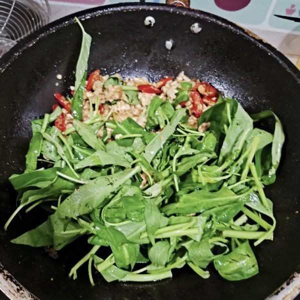 Masukkan kangkung dan tambahkan garam, kaldu bubuk dan gula pasir, tuang sedikit air, lalu masak hingga matang, dan koreksi rasa