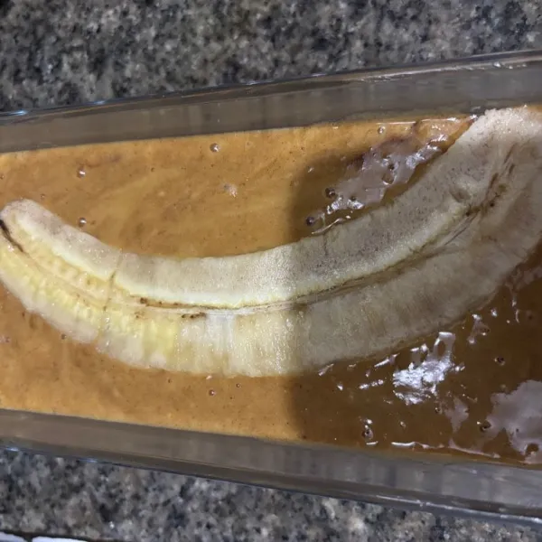 Tuang ke dalam loyang yang sudah di olesi margarin.