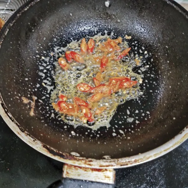 Tumis bumbu merah, cabe rawit dan cabe keriting.