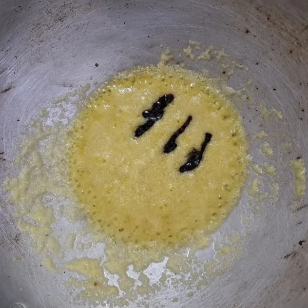 Masukkan saos tiram, gula pasir, garam, kaldu jamur, dan kecap manis. Lalu, aduk hingga rata, tambahkan sedikit air, dan tes rasa.