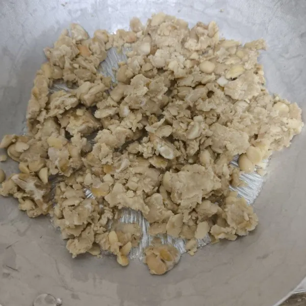 Tumbuk kasar tempe, lalu sisihkan.