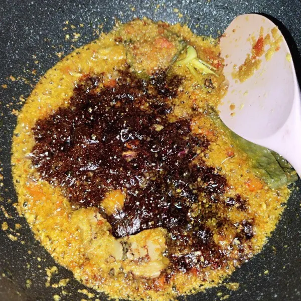 Setelah harum, tambahkan kecap manis