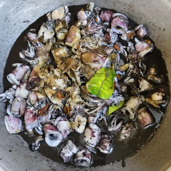 Tambahkan garam dan penyedap rasa. Aduk dan tunggu hingga cumi-cumi matang dan air agak meyusut.