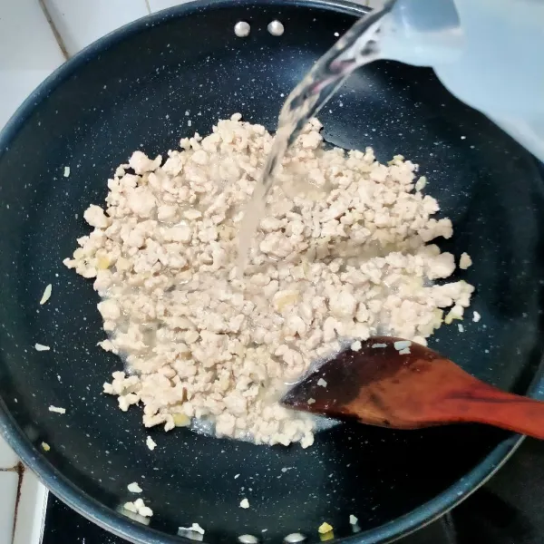 Tuangkan air, lalu aduk sampai rata dan biarkan hingga mendidih.