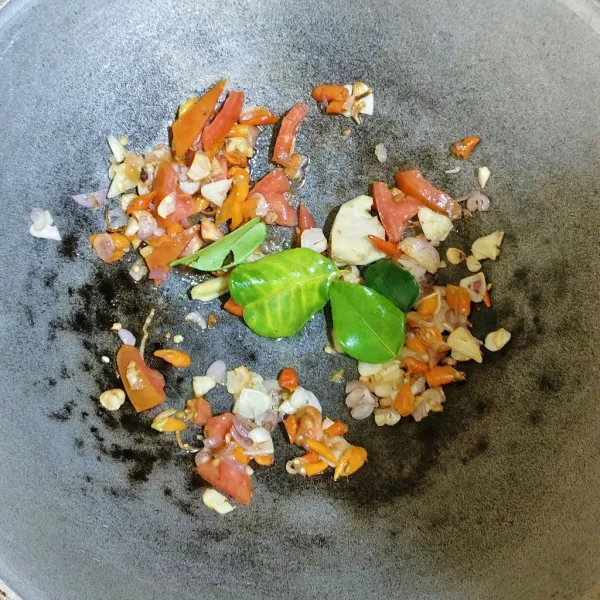 Masukkan cabe rawit dan tomat, tunggu hingga tomat agak layu. Tambahkan daun jeruk dan jahe yang sudah di geprek.