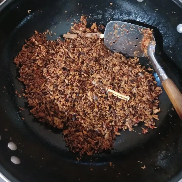 Aduk terus hingga kering. Jika sudah dingin, kemas di toples kedap udara.