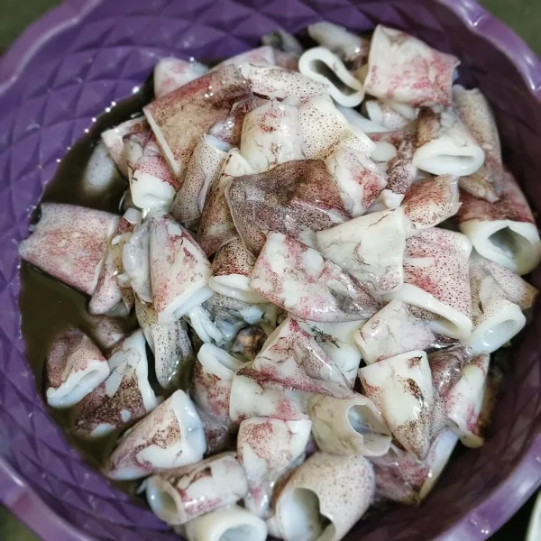 Cuci bersih dan potong cumi-cumi sesuai selera.