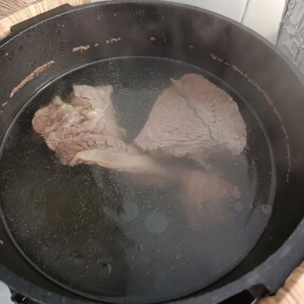 Rebus daging sapi hingga empuk, kemudian suwir-suwir.