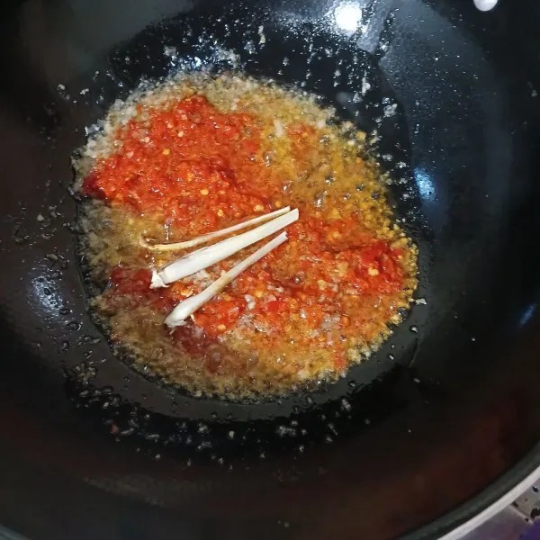 Tumis bawang halus hingga wangi, masukkan cabe merah dan sereh. Beri garam, gula dan kaldu jamur. Aduk rata. Masukkan santan kental aduk rata hingga bumbu tanak.